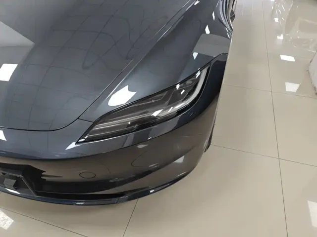 Tesla Model 3 — Фото автомобиля 23