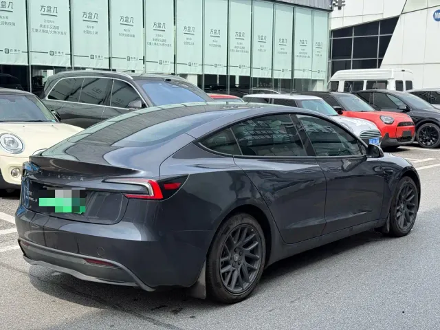Tesla Model 3 — Фото автомобиля 8