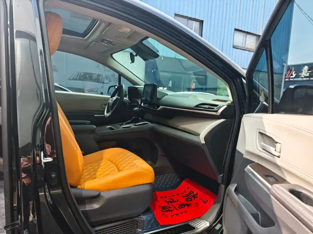 Toyota Sienna — Фото автомобиля 13