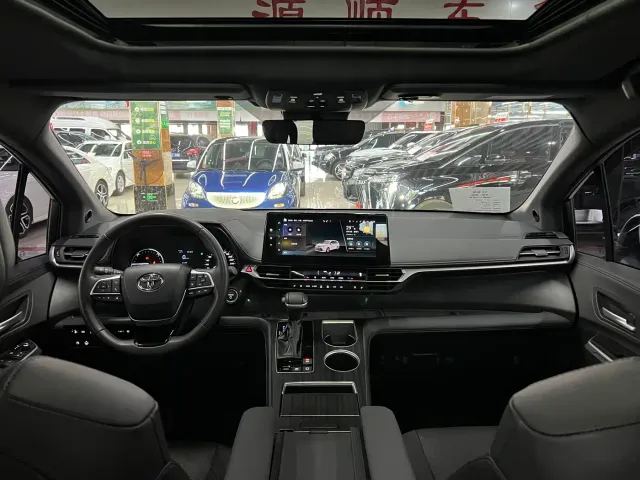 Toyota Sienna — Фото автомобиля 8
