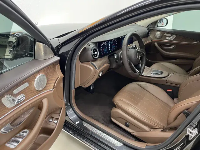 Mercedes-Benz E-Class — Фото автомобиля 12