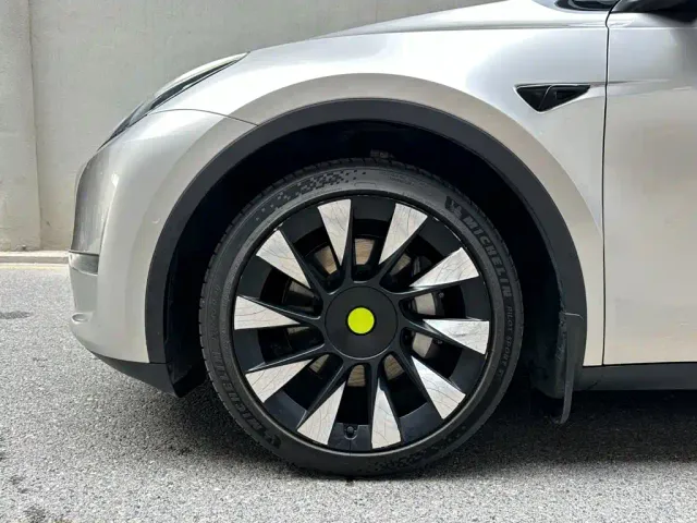 Tesla Model Y — Фото автомобиля 6