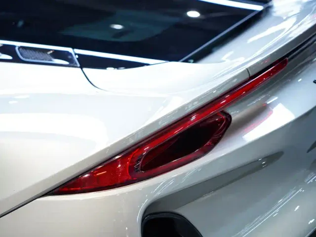 Lotus Emira — Фото автомобиля 8