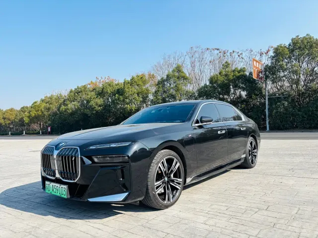 Фотография автомобиля — BMW i7