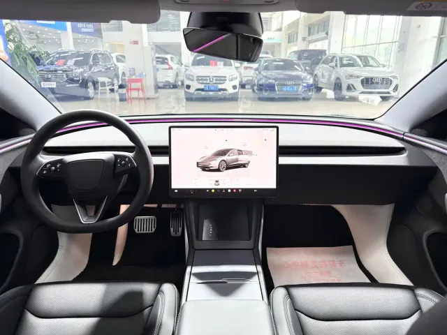 Tesla Model 3 — Фото автомобиля 11