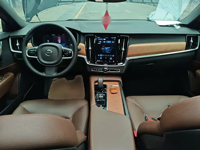 Volvo S90 — Фото автомобиля 9