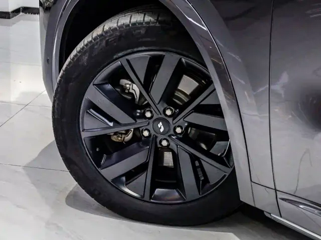 Li Auto L8 — Фото автомобиля 6