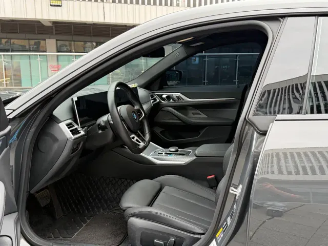 BMW i4 — Фото автомобиля 4