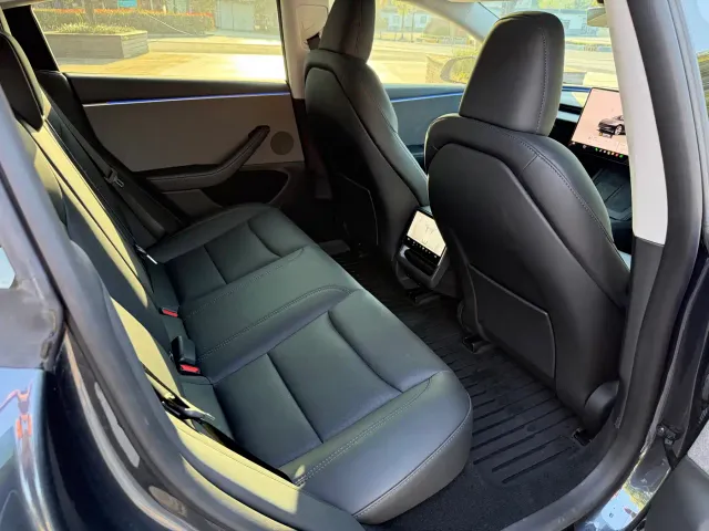 Tesla Model 3 — Фото автомобиля 16