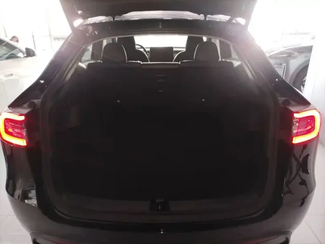 Tesla Model Y — Фото автомобиля 18