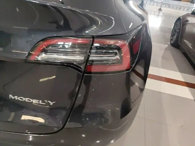 Tesla Model Y — Фото автомобиля 7
