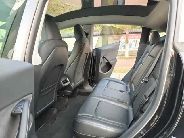 Tesla Model Y — Фото автомобиля 13