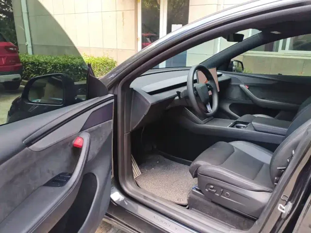 Tesla Model Y L — Фото автомобиля 15