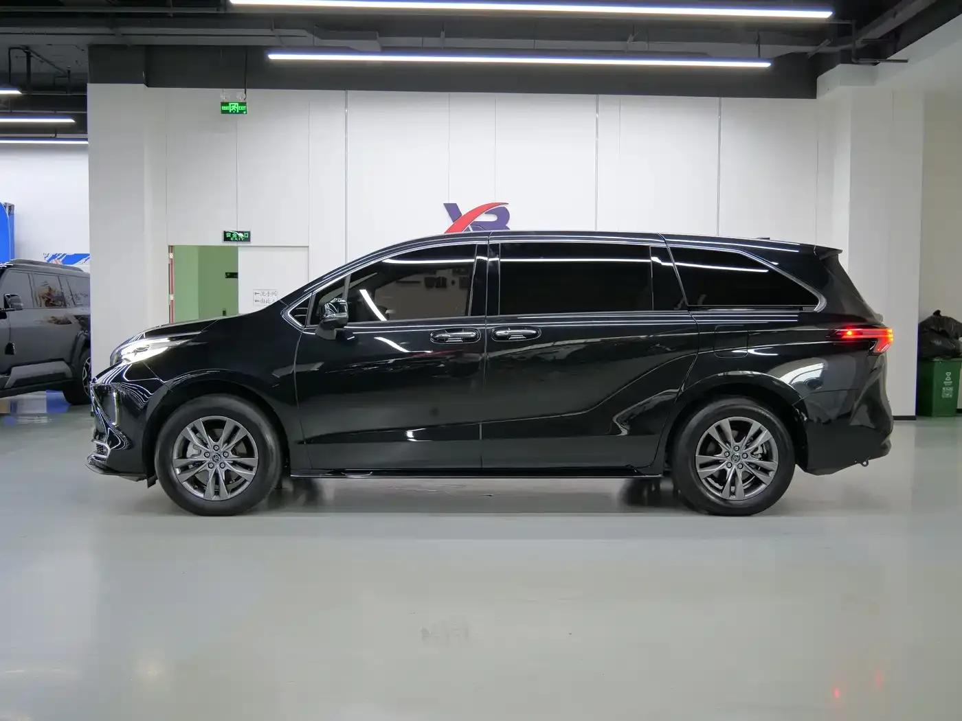 Toyota Toyota Sienna 2026 2.5L Hybrid AWD Exclusive Edition — Фото автомобиля 10
