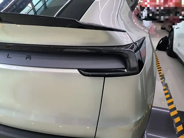 Tesla Model Y L — Фото автомобиля 7
