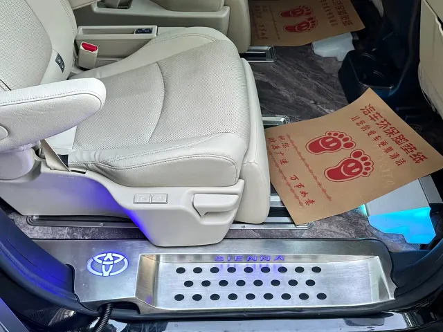 Toyota Sienna — Фото автомобиля 20