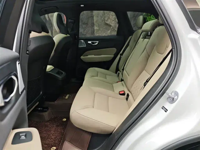 Volvo XC60 — Фото автомобиля 9