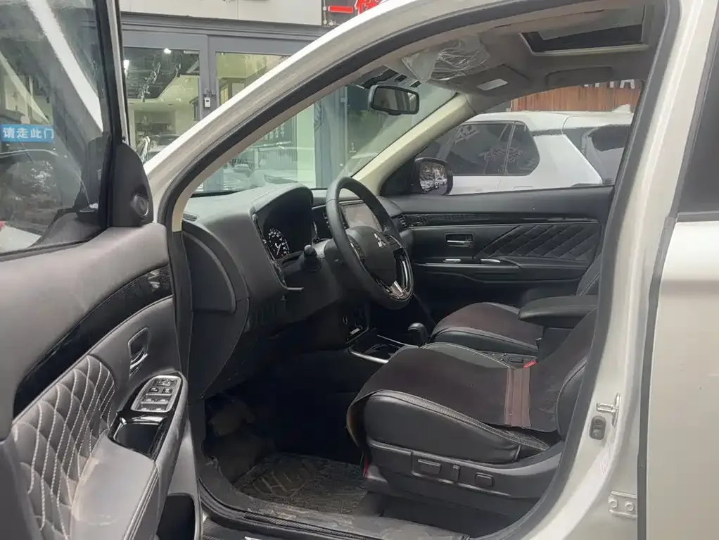 Mitsubishi Outlander 2021 2.0L 2WD Smooth Ride Version 5-Seater — Фото автомобиля 15