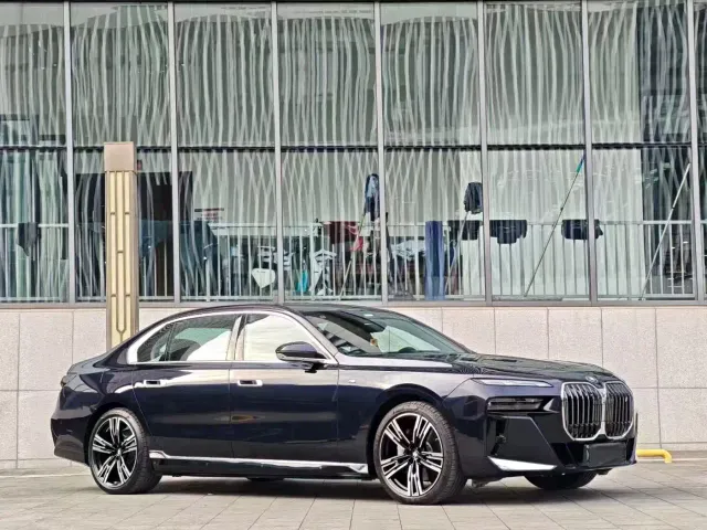 BMW i7 — Фото автомобиля 3