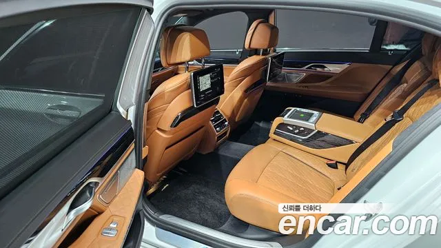 BMW 7-Series — Фото автомобиля 12