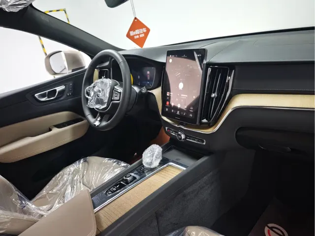 Volvo XC60 — Фото автомобиля 9