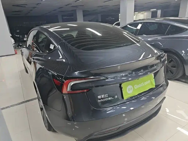 Tesla Model 3 — Фото автомобиля 4