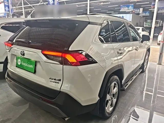 Toyota RAV4 — Фото автомобиля 6