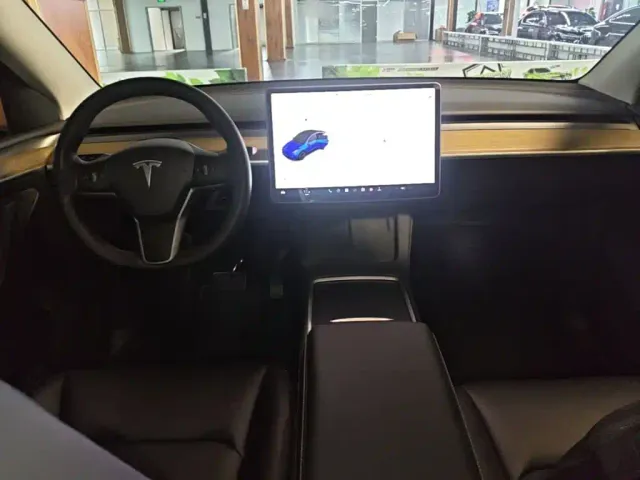 Tesla Model Y — Фото автомобиля 9