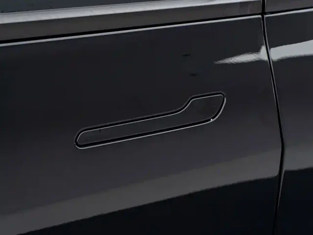 Tesla Model 3 — Фото автомобиля 15