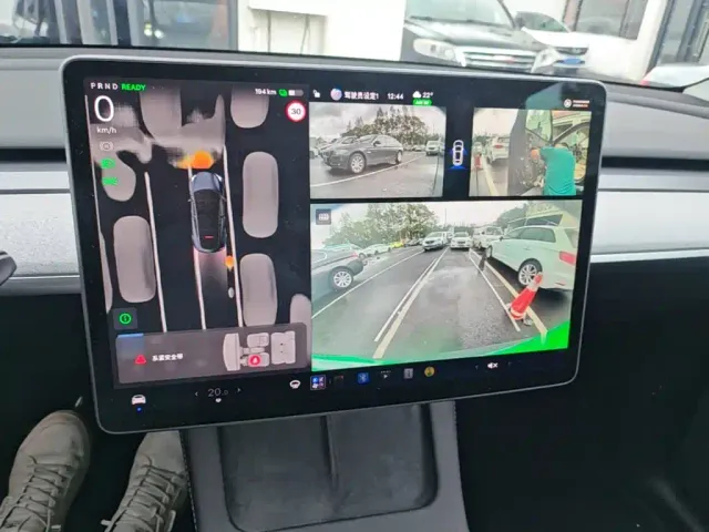Tesla Model Y — Фото автомобиля 12