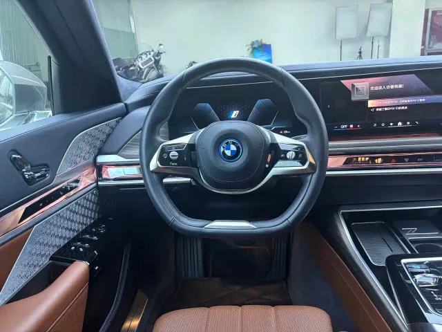 BMW i7 — Фото автомобиля 10