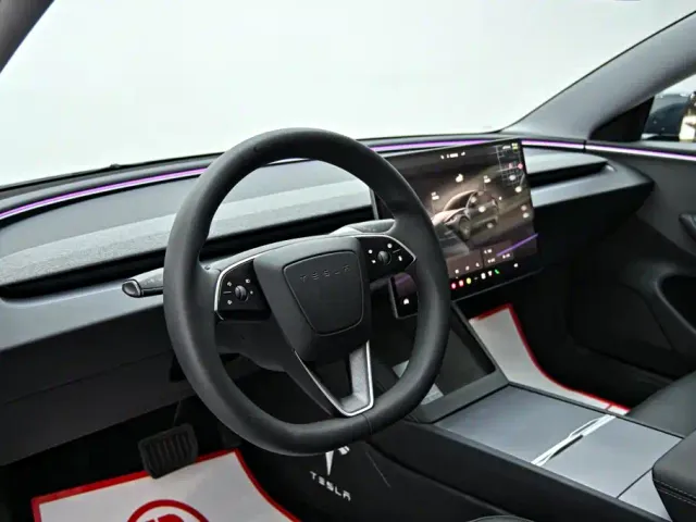 Tesla Model 3 — Фото автомобиля 14
