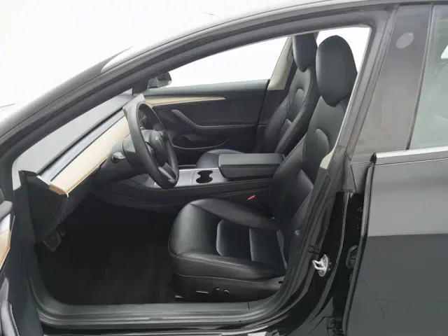 Tesla Model 3 — Фото автомобиля 10