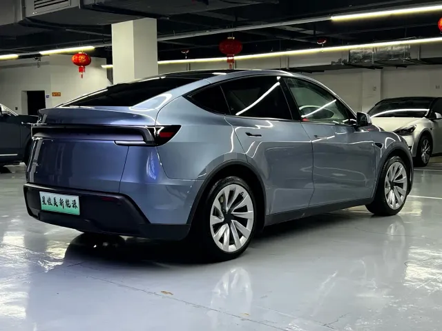 Tesla Model Y — Фото автомобиля 13