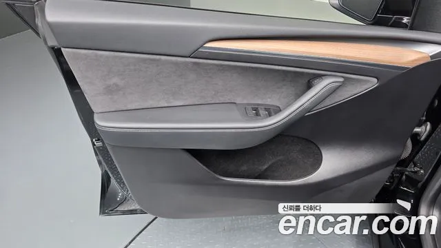 Tesla Model Y — Фото автомобиля 12