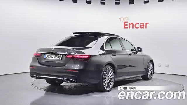 Фотография автомобиля — Mercedes-Benz E-Class
