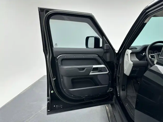 Land Rover Defender — Фото автомобиля 11