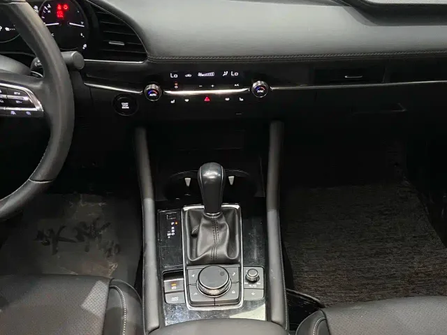 Mazda Axela — Фото автомобиля 18
