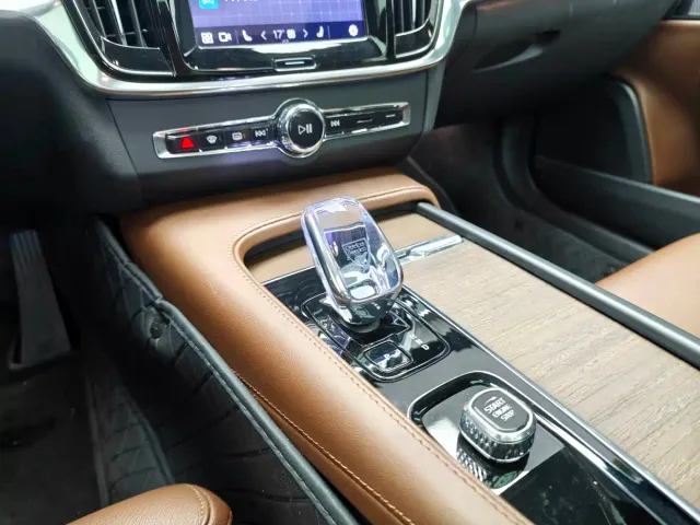 Volvo S90 — Фото автомобиля 11