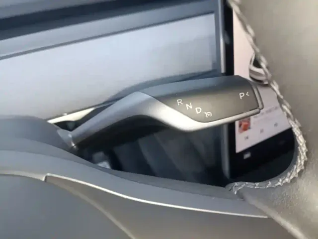 Tesla Model Y — Фото автомобиля 13