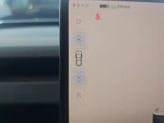 Tesla Model 3 — Фото автомобиля 16