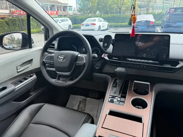 Toyota Sienna — Фото автомобиля 11