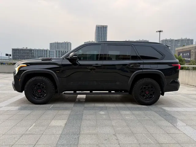 Toyota Sequoia — Фото автомобиля 2