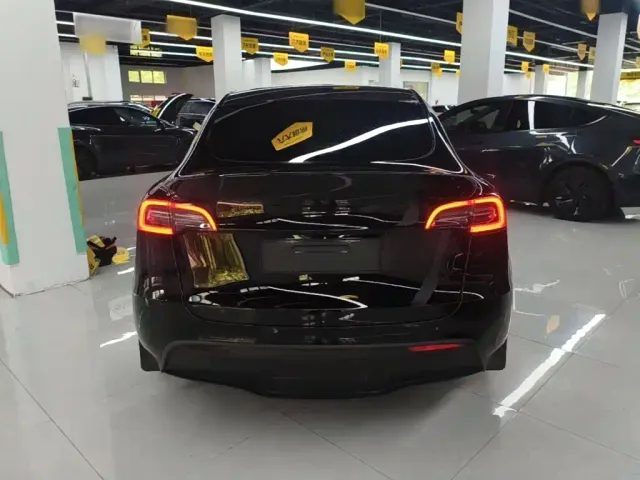Tesla Model Y — Фото автомобиля 3
