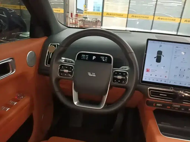Li Auto L8 — Фото автомобиля 10