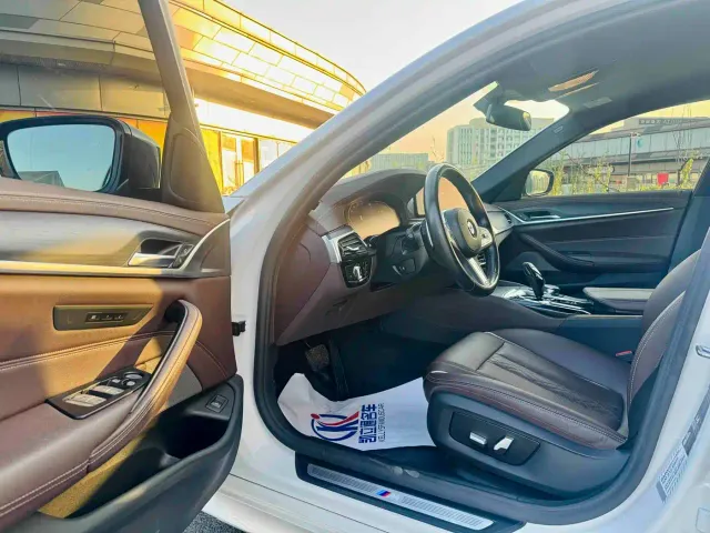 BMW 5 Series — Фото автомобиля 12