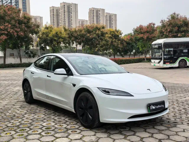 Tesla Model 3 — Фото автомобиля 3