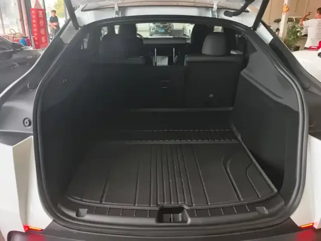 Tesla Model Y — Фото автомобиля 4