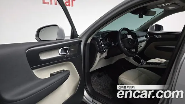 Volvo XC40 — Фото автомобиля 14