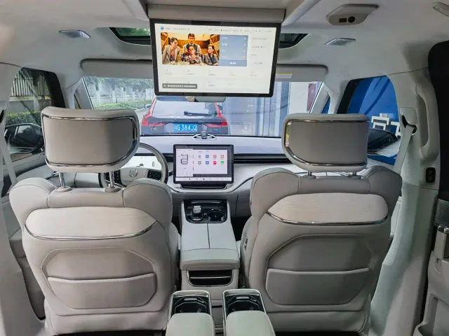 Volvo EM90 — Фото автомобиля 10